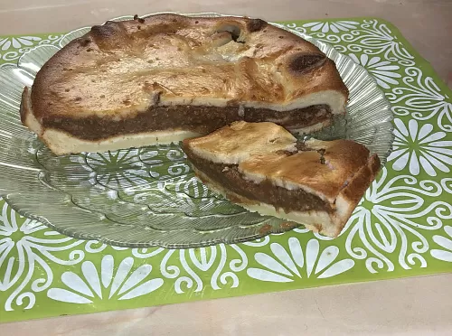 Фото рецепта Нежный бисквитный пирог с прослойкой из сухофруктов 