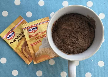 Кекс с маком и какао в кружке