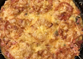 Колбасная пицца с беконом