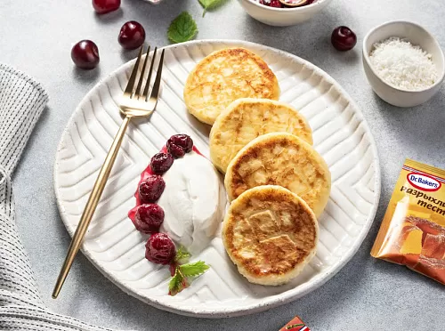 Фото рецепта Cырники с вишневым вареньем