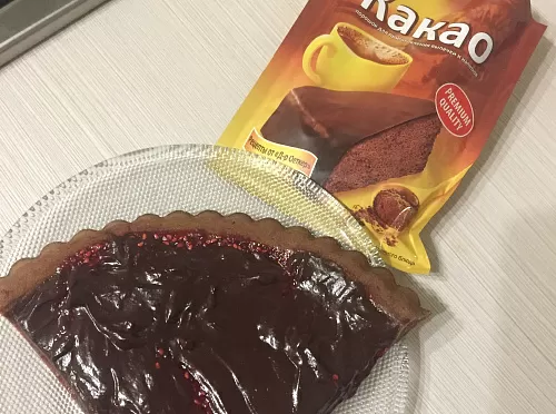 Шоколадный бисквит с малиновым джемом
