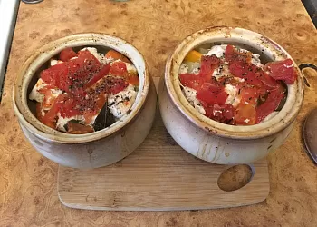 Курица с овощами в горшочках