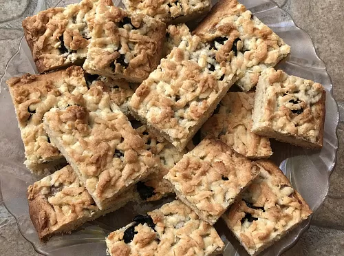 Фото рецепта Тертый пирог с бананом и черносливом 