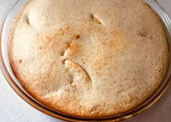 Пирог яблочный с корицей