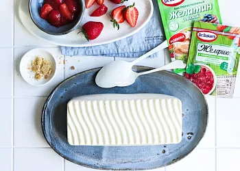 Сметанный торт-желе с клубничным соусом 