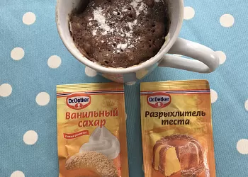Кекс в кружке с запеченными мюслями