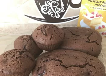 Шоколадные маффины на сметане с вишней