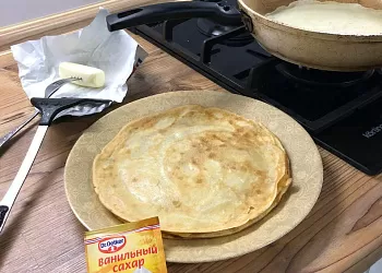 Масляные блины на молоке с ванилью
