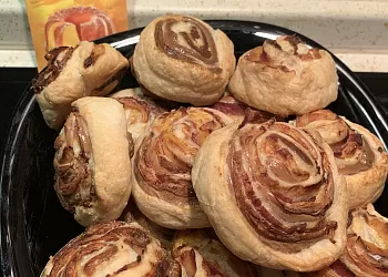 Рулетики из бекона и плавленного сыра