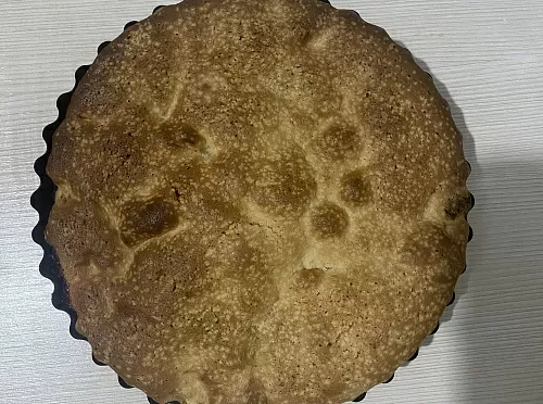 Фото рецепта Шарлотка со сливами, яблоками и грушами 