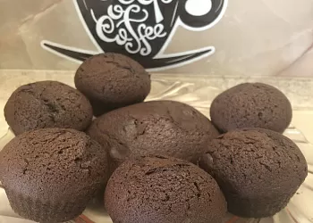 Миндальные капкейки с черносливом