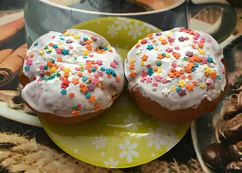 Булочки с глазурью и посыпкой