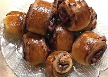 Булочки с какао и вишней
