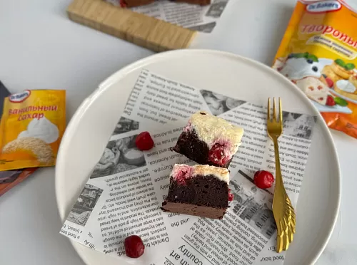 Фото рецепта Брауни с творогом и вишней