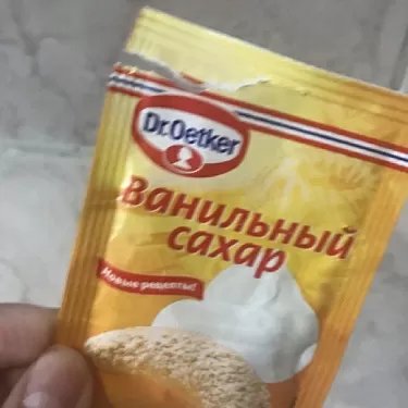 Затем туда же добавляем ванильный сахар и крахмал, смешиваем 
