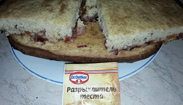 Пирог с курагой и орехами