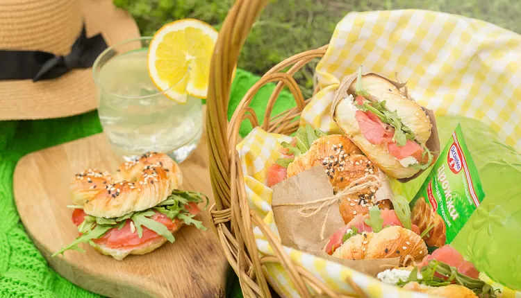 Бейгл с лососем и рукколой