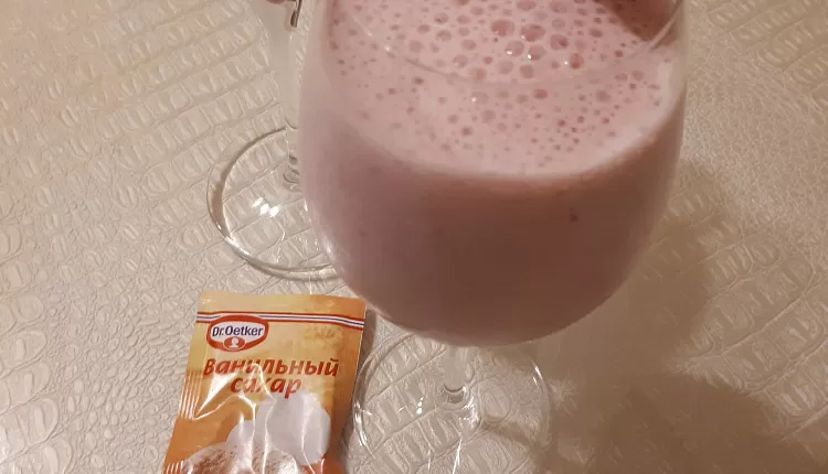 Клубнично-банановый молочный коктейль
