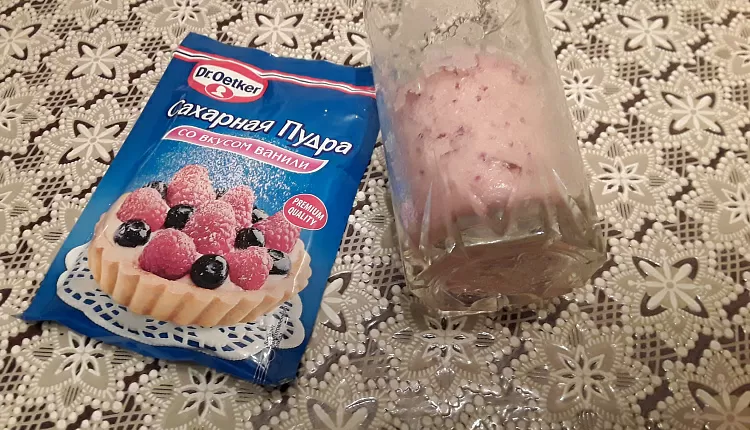 Вишневый кекс в чашке 