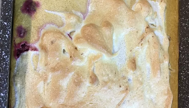 Пирог бисквитный с чёрной смородиной из ржаной муки 