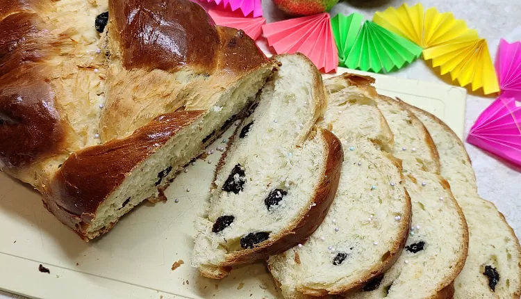 Пасхальная булка с изюмом 