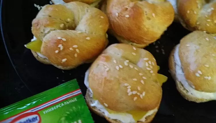 Бейгл с лососем и рукколой