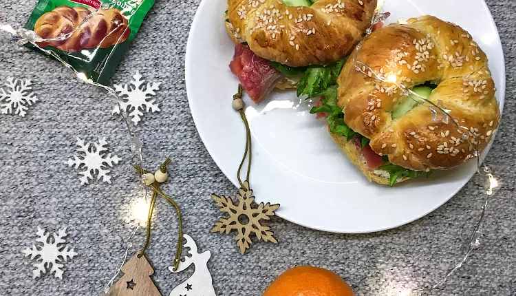 Бейгл с лососем и рукколой