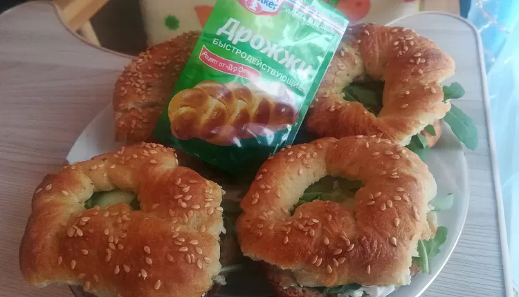 Бейгл с лососем и рукколой