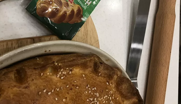 Закрытый пирог с капустой и яйцом
