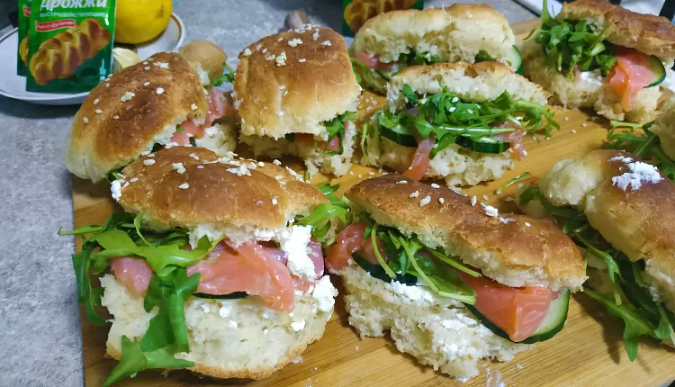 Бейгл с лососем и рукколой
