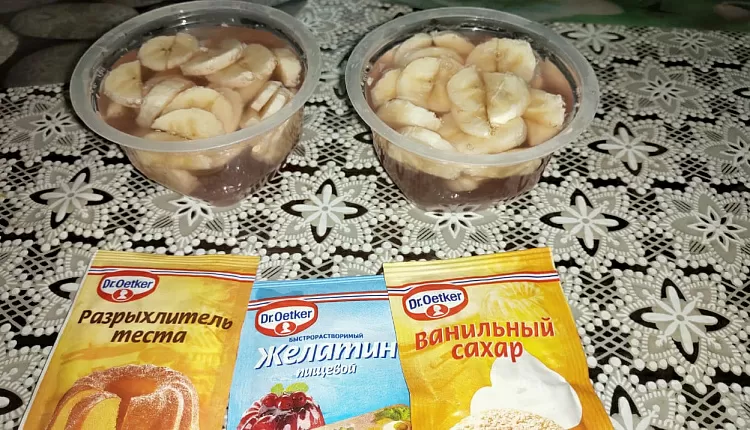 Желе с кусочками банана