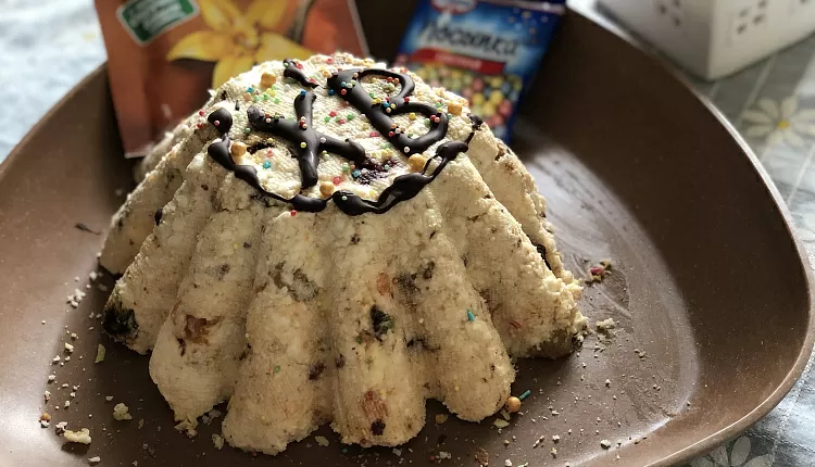Творожный кулич с клюквой и пасхальным печеньем