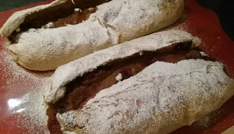 Штрудель с яблоками и изюмом
