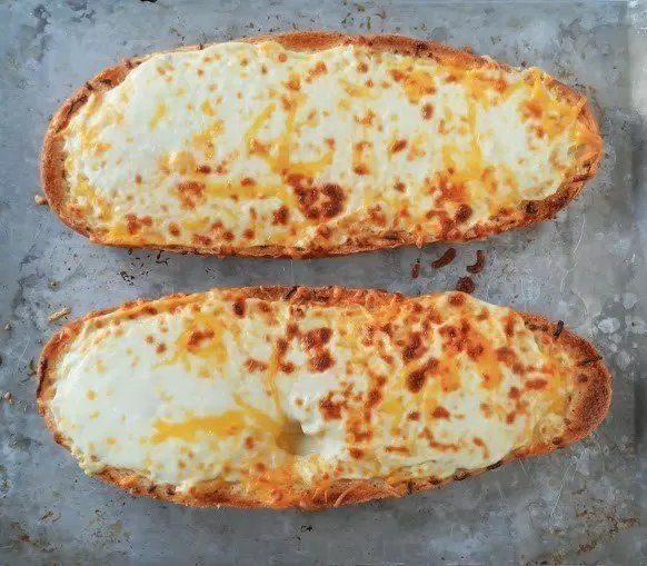 Чесночный батон с сыром фото
