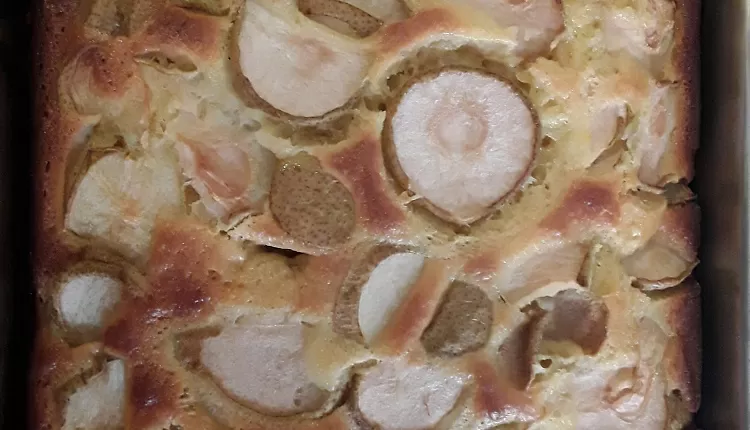 Шарлотка с грушами на кефире