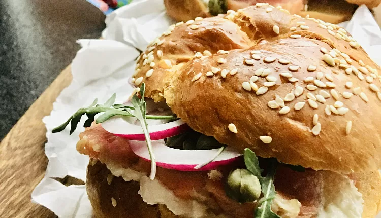 Бейгл с лососем и рукколой