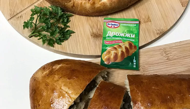 Закрытый пирог с капустой и яйцом