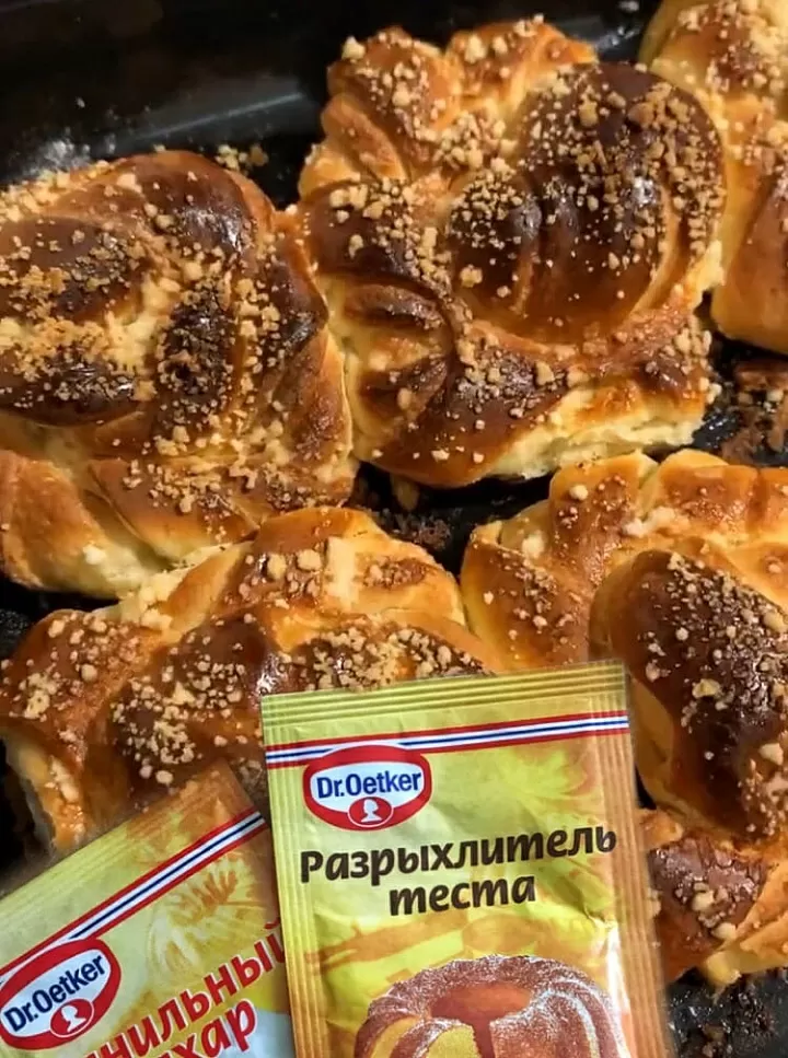 Пуховые булочки розочки со штрейзелем фото