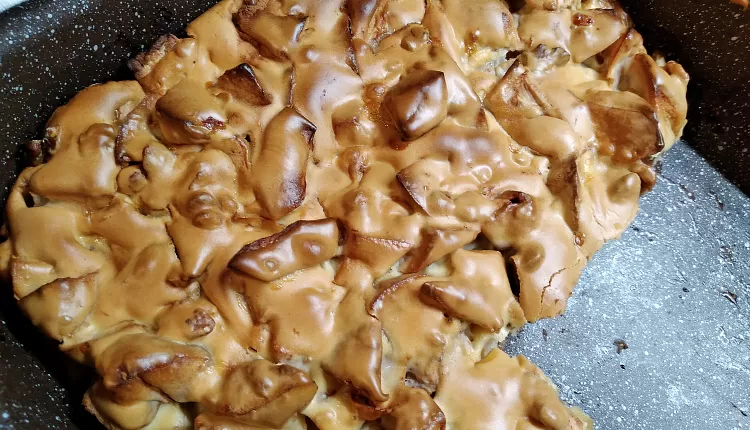 Шарлотка яблочная с корицей и миндальными лепестками