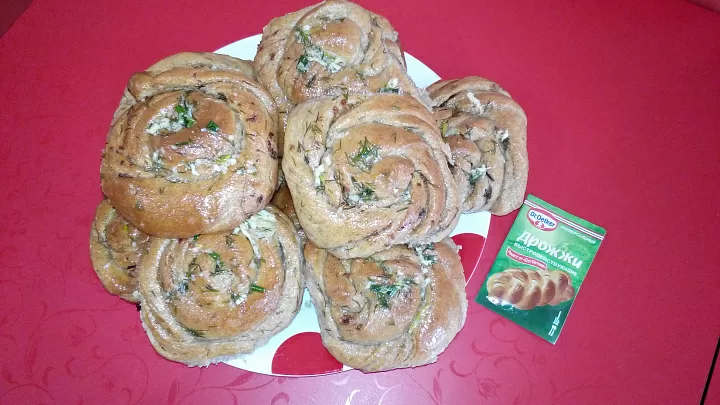 Булочки-плетенки с чесноком с помощью хлебопечки фото