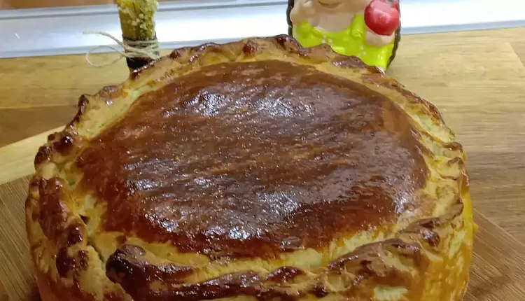 Закрытый пирог с капустой и яйцом