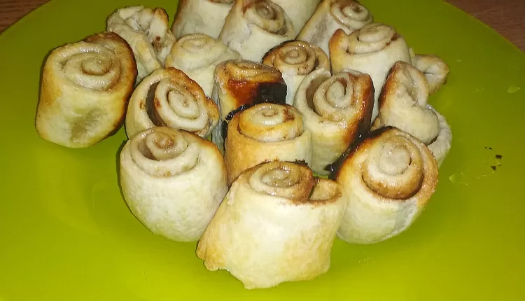 Розочки из яблок и слоёного теста