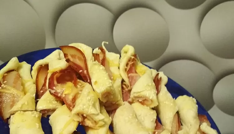  СЛОЕНЫЕ КОСИЧКИ С КОПЧЕНОЙ КУРИЦЕЙ И СЫРОМ