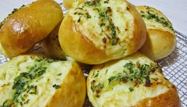 Булочки с чесноком и средиземноморскими травами