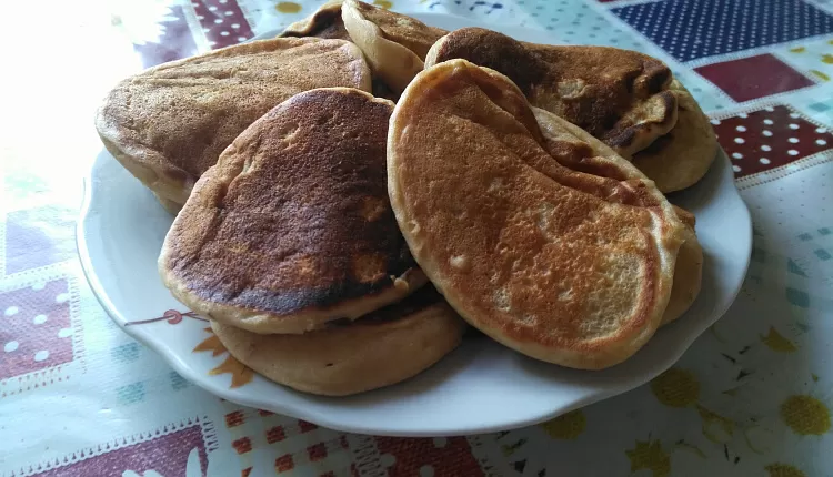 Оладьи на кефире с яблоком  и корицей
