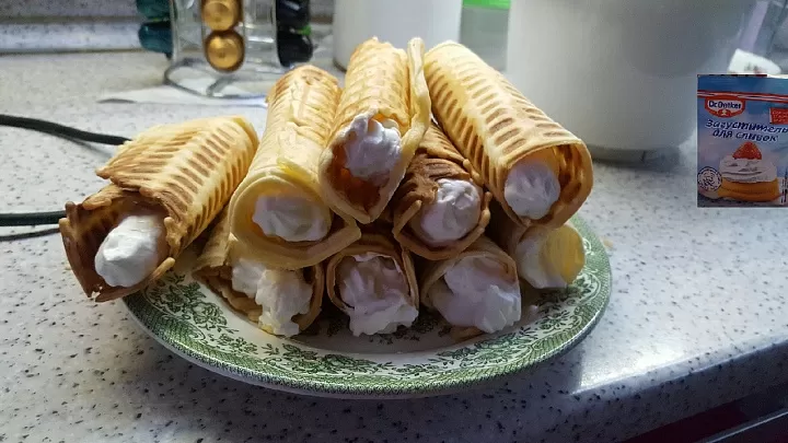 Вафельные трубочки со взбитыми сливками фото рецепта