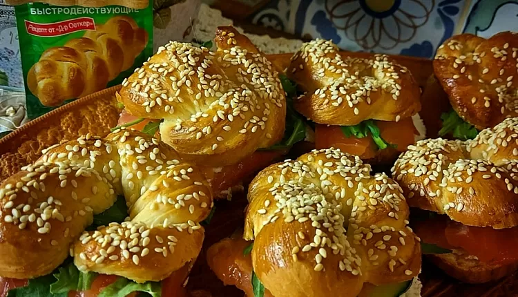 Бейгл с лососем и рукколой