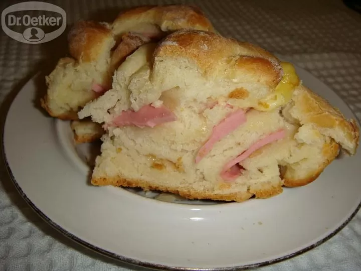 Пирог с колбасой и сыром фото