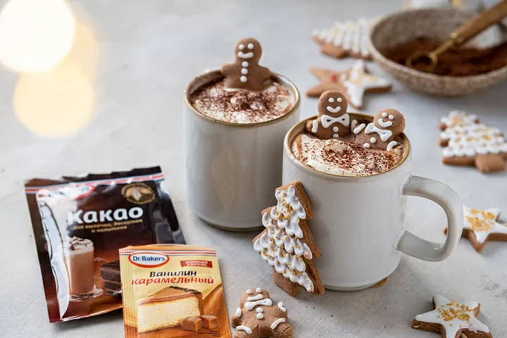Карамельный какао с пряничными человечками фото