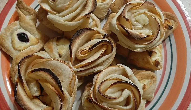 Слойки с яблоками